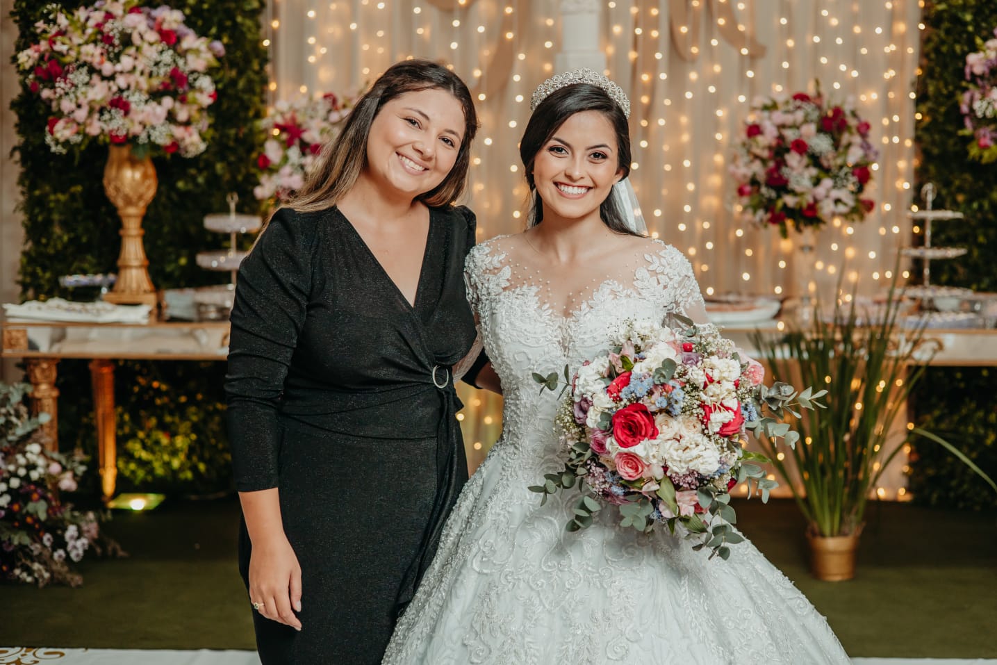 Akila Larissa ao lado de uma noiva em casamento